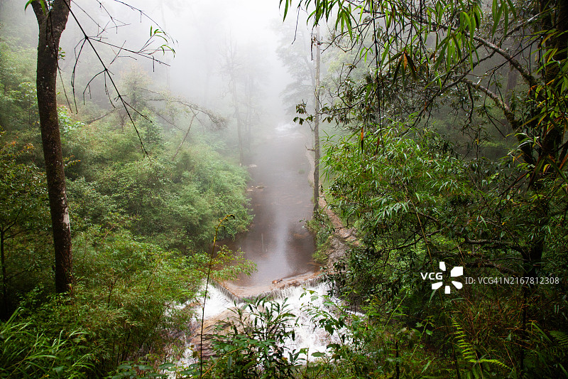 越南老街省沙巴附近丛林中的情爱瀑布图片素材