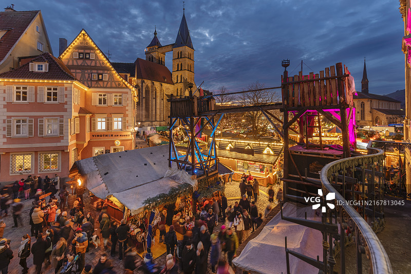 德国巴登-符腾堡州埃斯林根集市广场的圣诞市场和中世纪市场图片素材