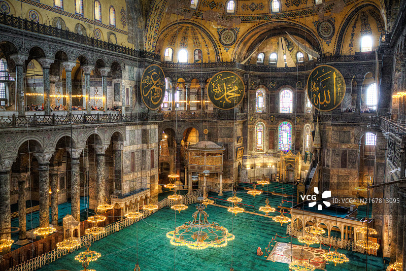 圣索菲亚大清真寺内部概览，公元537年，联合国教科文组织世界遗产，苏丹艾哈迈德，土耳其伊斯坦布尔，欧洲图片素材