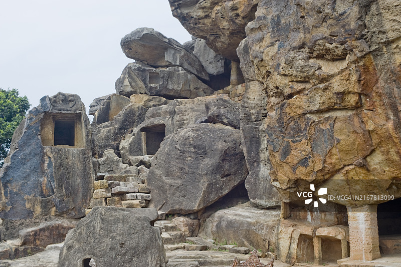 Udayagiri和Khandagiri石窟中的僧侣住所，这些石窟可追溯到公元前100多年，是耆那教信徒的宗教静修场所，位于印度奥里萨邦布巴内斯瓦尔图片素材