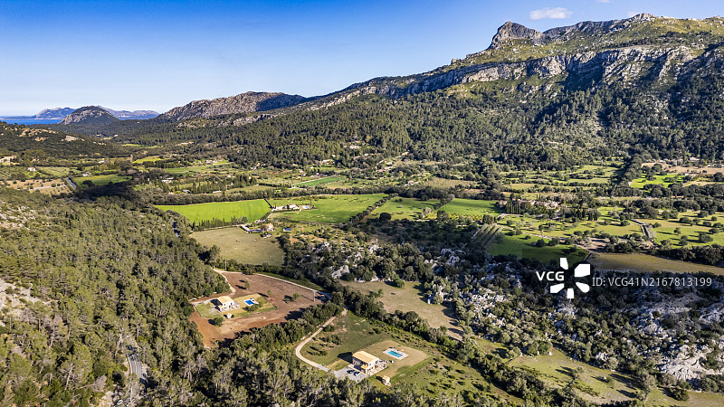 马略卡岛波连萨背后美丽山谷的航拍，巴利阿里群岛，西班牙，地中海，欧洲图片素材