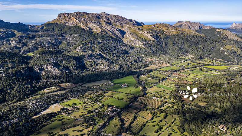 马略卡岛波连萨背后美丽山谷的航拍，巴利阿里群岛，西班牙，地中海，欧洲图片素材