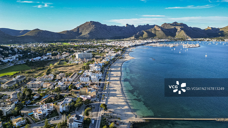 西班牙马略卡岛波连萨港航拍，地中海，欧洲图片素材