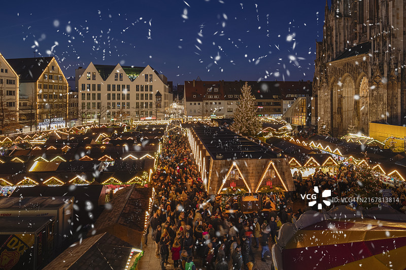 德国巴登-符腾堡州乌尔姆明斯特广场大教堂前的圣诞市场图片素材