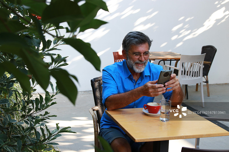 使用手机银行的年长男人图片素材