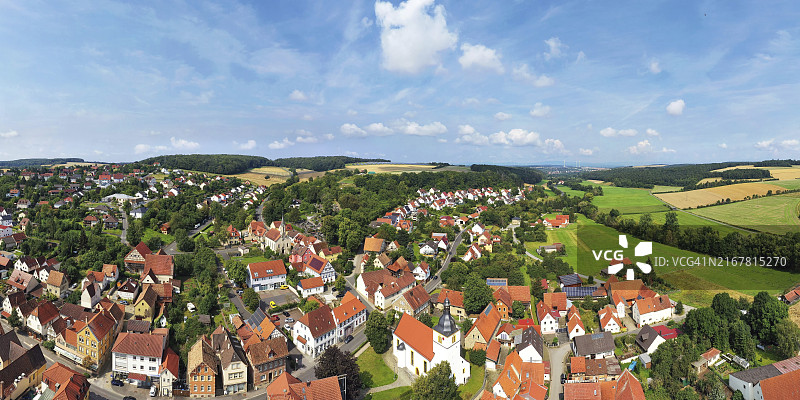 德国巴伐利亚州马斯巴赫的风景小镇航拍景观图片素材