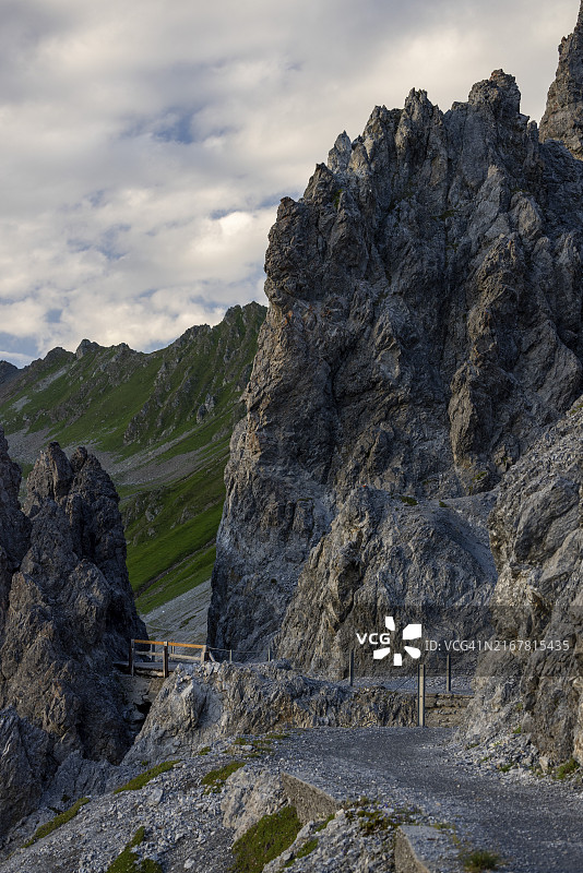 Weisshorn下的岩石小路，达沃斯，格劳宾登州，瑞士图片素材