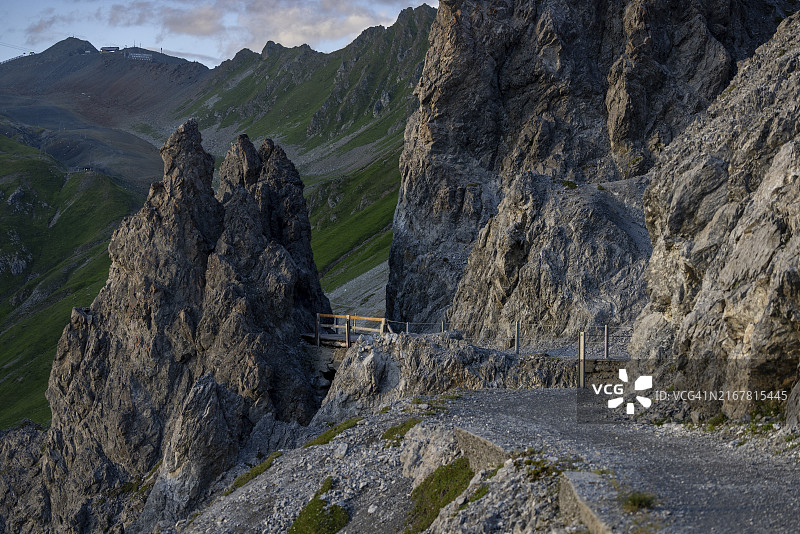 Weisshorn下的岩石小路，达沃斯，格劳宾登州，瑞士图片素材