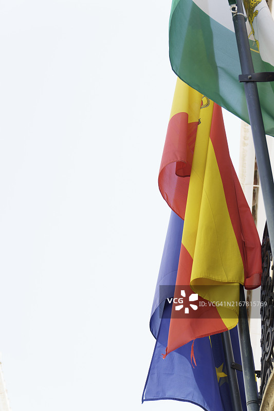 西班牙安达卢西亚和欧洲旗帜在白色背景的阳台上图片素材