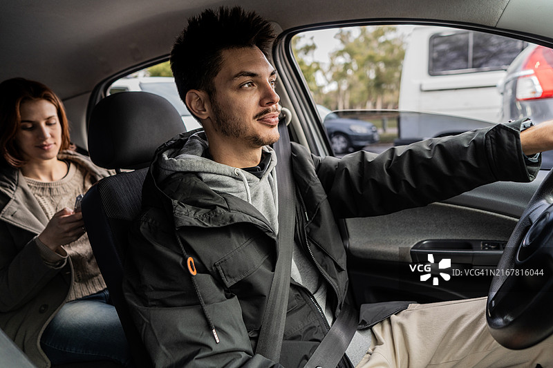 出租车司机载客行驶图片素材