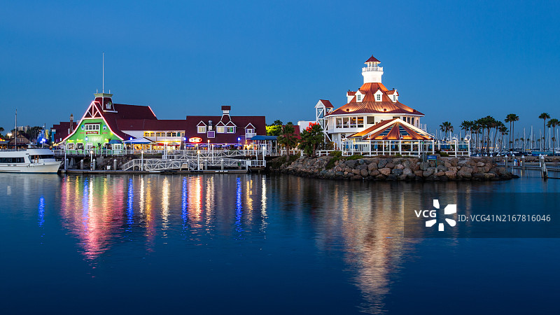 长滩海岸线村庄和码头，加利福尼亚州图片素材