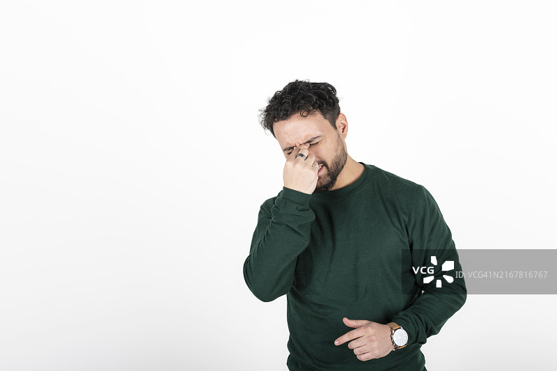 因头痛而烦恼的疲惫男子图片素材