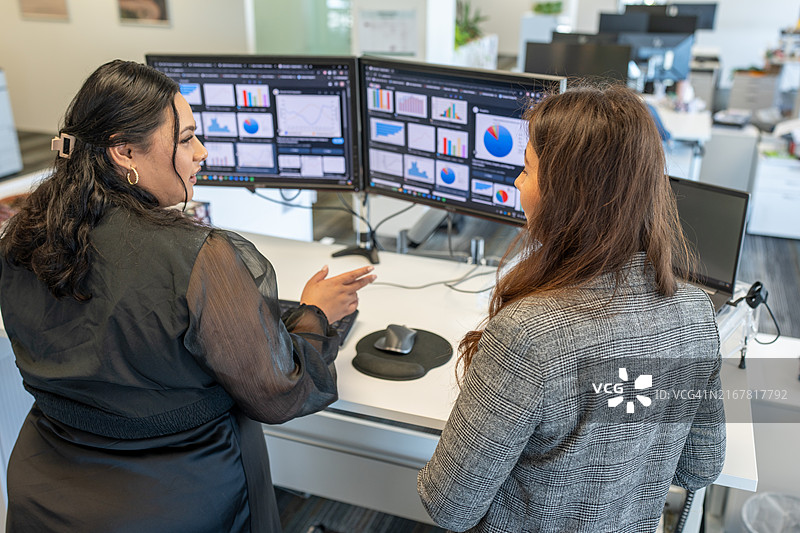 企业环境中的女老板们图片素材