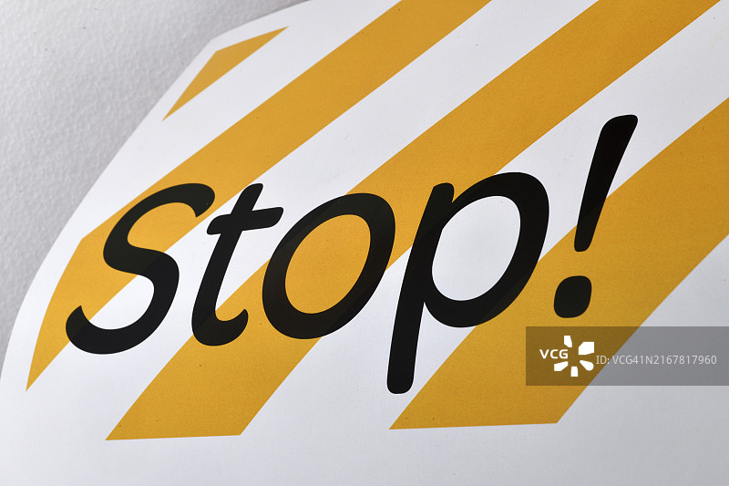 新西兰2020年新冠疫情封锁期间提醒保持社交距离的指示牌图片素材