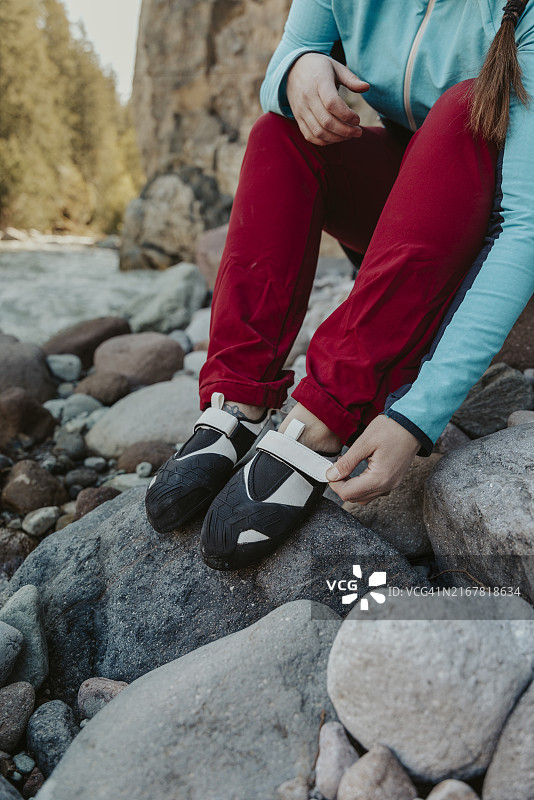攀岩者穿攀岩鞋特写图片素材