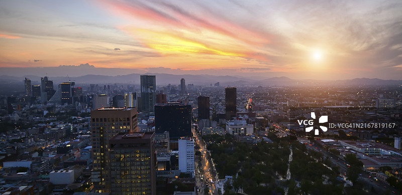 从拉丁美洲塔顶层观景台看到的墨西哥城全景图片素材
