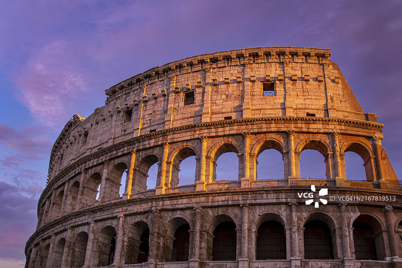 日落时分的罗马著名斗兽场图片素材