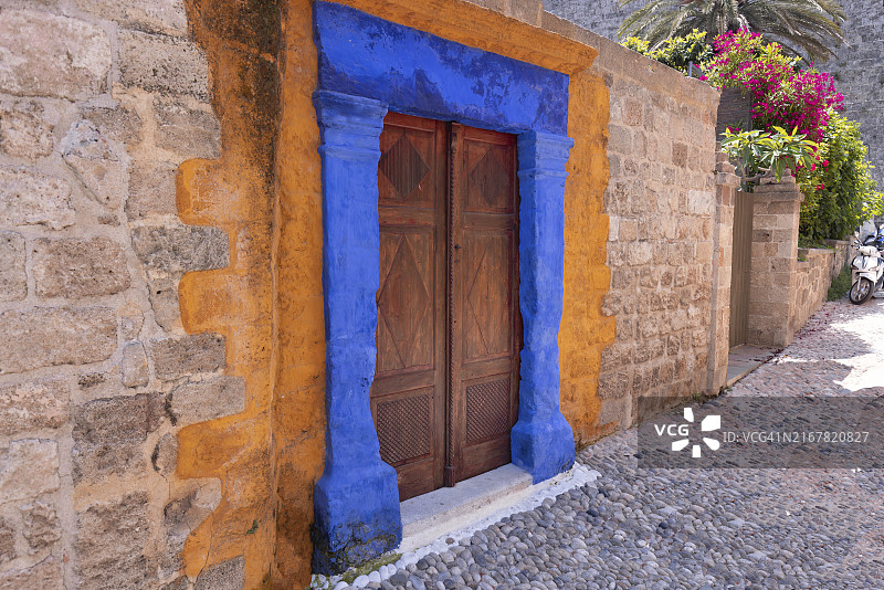 希腊罗德岛城市中心彩色街道风光图片素材