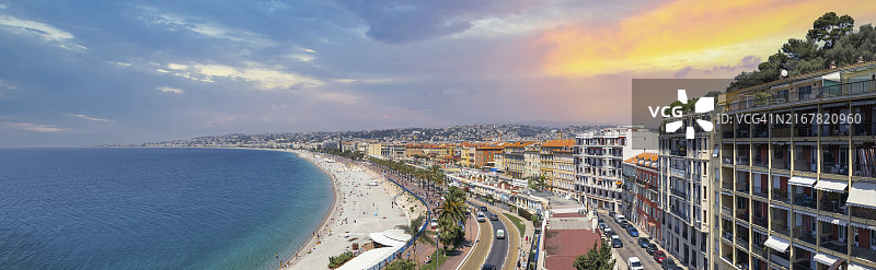 法国尼斯老城区全景和盎格鲁大道蔚蓝海滩图片素材