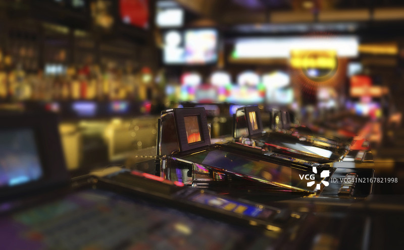夜晚娱乐区的Casino游戏机图片素材