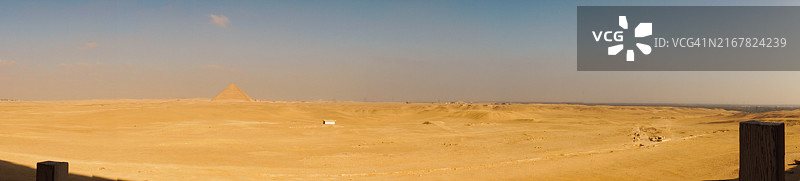 代赫舒尔全景，背景为红色金字塔图片素材