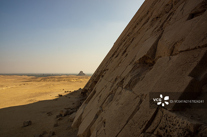 从代赫舒尔红色金字塔看到的黑色金字塔图片素材