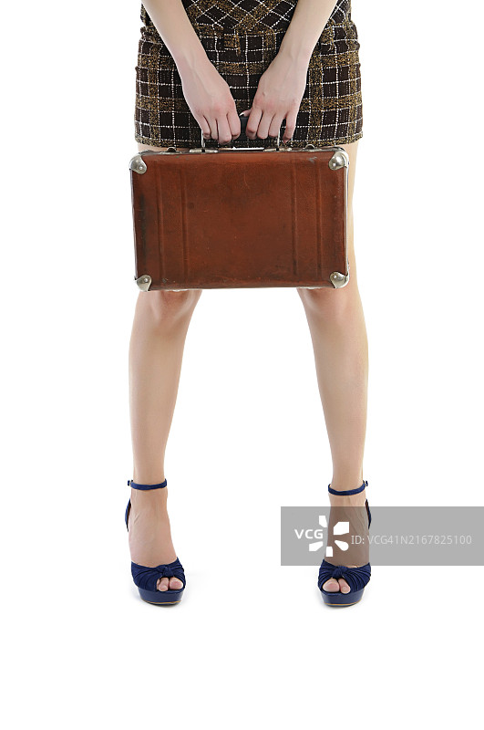 手提复古棕色箱子的女人，旅行和度假概念图片素材