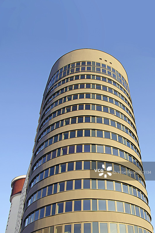 蓝天下的现代棕色办公楼图片素材