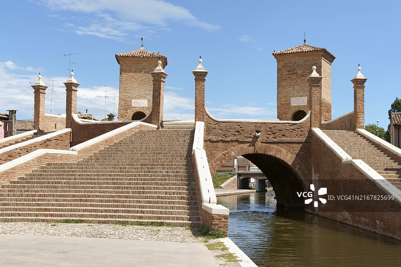 特雷蓬蒂或帕洛塔桥：意大利科马克基奥的罗马砖桥图片素材