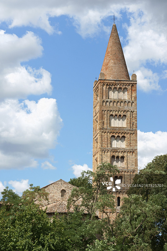 波姆波萨修道院的钟楼与教堂细节，意大利费拉拉省图片素材