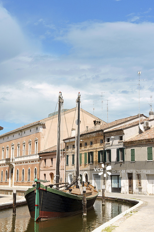 费拉拉省科马基奥一瞥：科马基奥位于泻湖中，建在由桥梁连接并形成通道的几个不同小岛上图片素材
