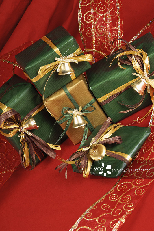 红色背景上的金色铃铛装饰圣诞礼物图片素材