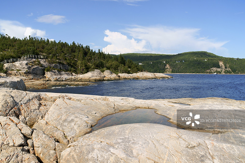 夏季加拿大魁北克圣劳伦斯河塔杜萨克附近的海岸图片素材