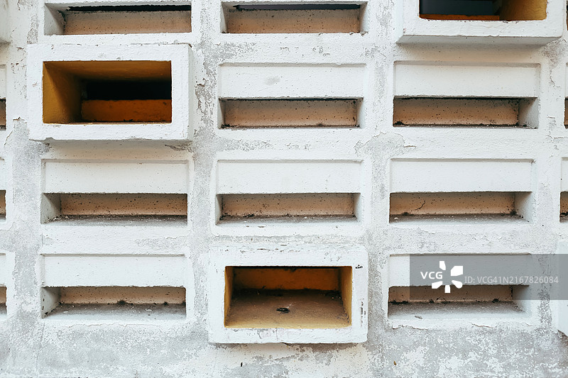 白色背景墙建筑外立面的长方形孔洞图片素材