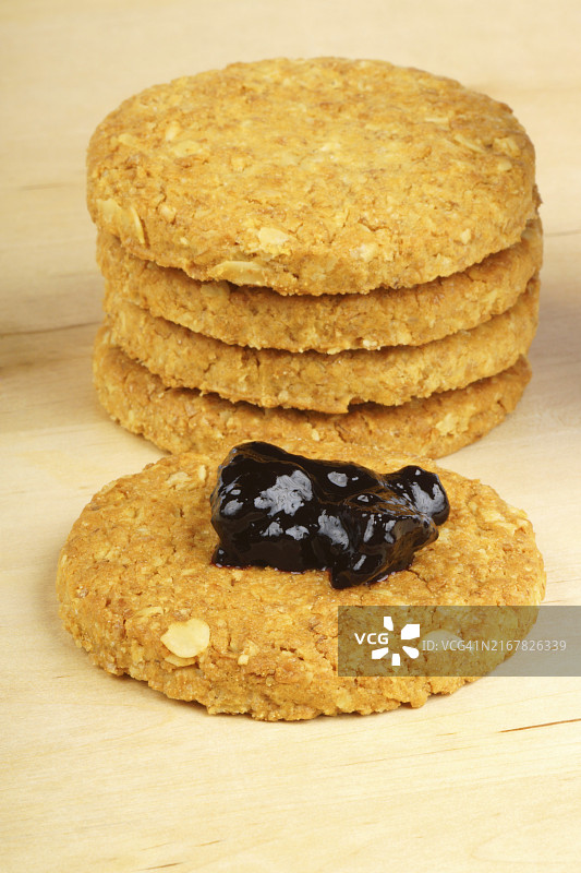 木质背景上的果酱香脆谷物饼干图片素材