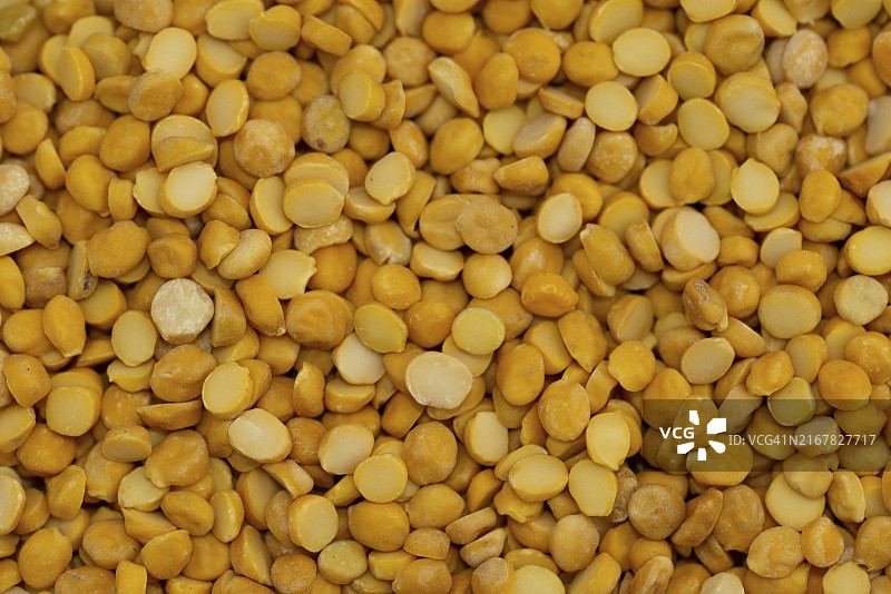 黄色干豌豆的细节图片，展示其自然纹理和有机外观，鹰嘴豆特写图片素材