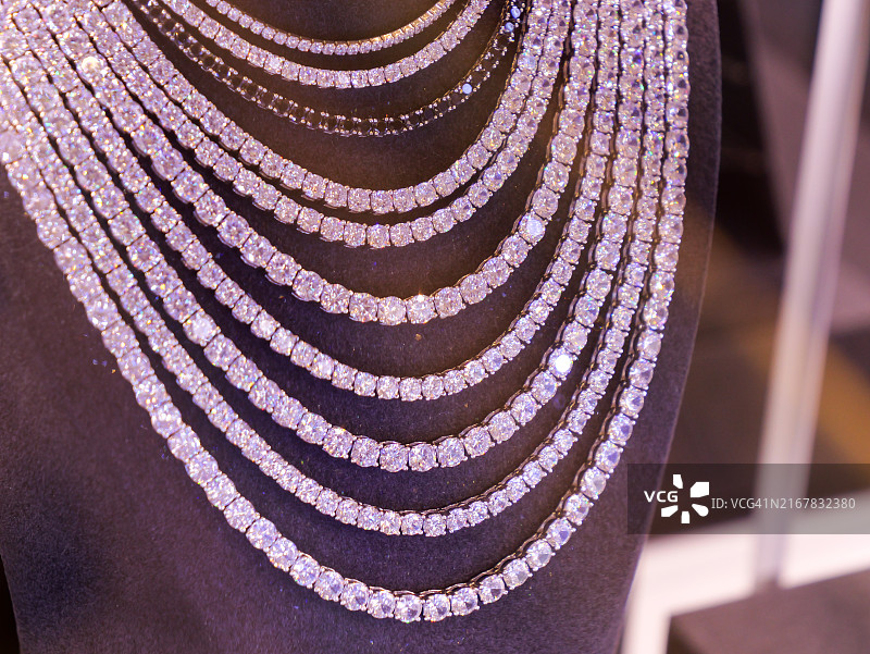 迪拜黄金和白银市场传统订婚粉钻项链图片素材