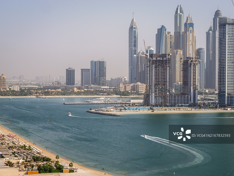 阿拉伯联合酋长国迪拜市中心码头天际线：中东金融全球商业之都的传统与现代建筑图片素材