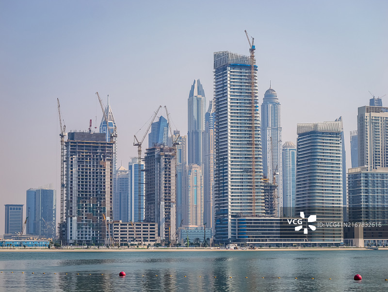 阿拉伯联合酋长国迪拜市中心码头天际线：中东金融全球商业之都的传统与现代建筑图片素材