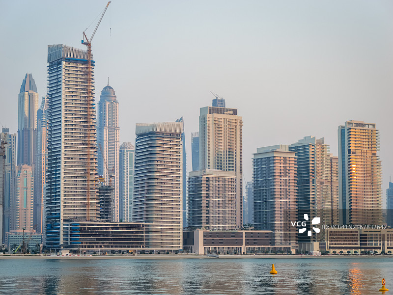 阿拉伯联合酋长国迪拜市中心码头天际线：中东金融全球商业之都的传统与现代建筑图片素材