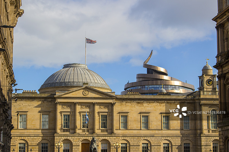 苏格兰爱丁堡的苏格兰国家档案馆大楼和W酒店图片素材