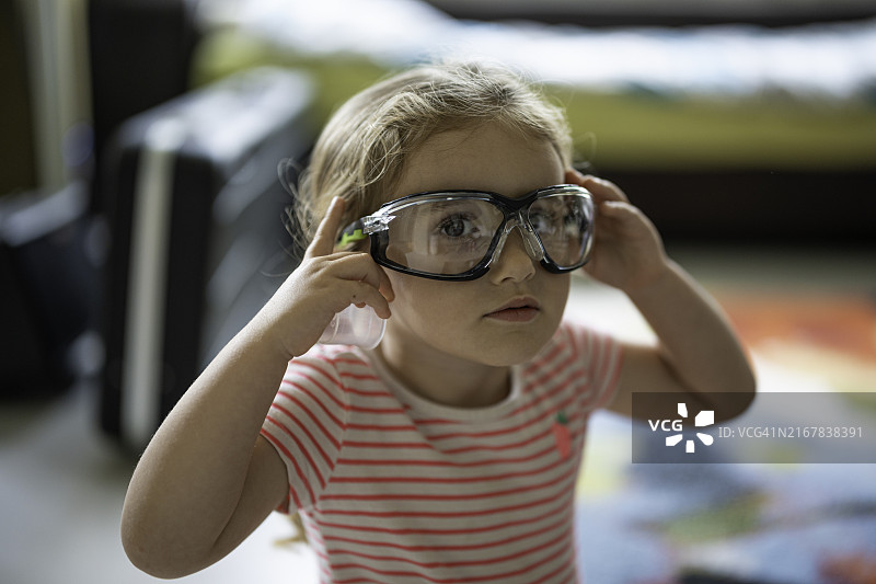 戴着飞行员眼镜的可爱女孩图片素材