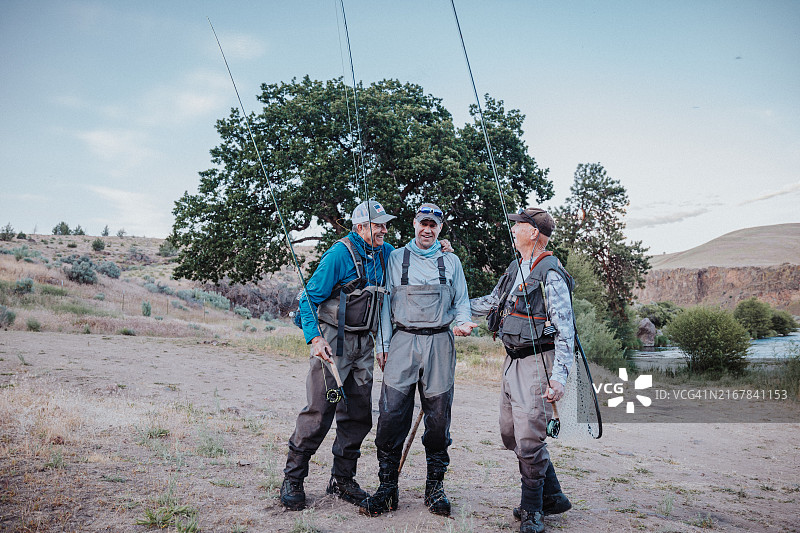 中年朋友一起飞蝇钓鱼后开怀大笑图片素材