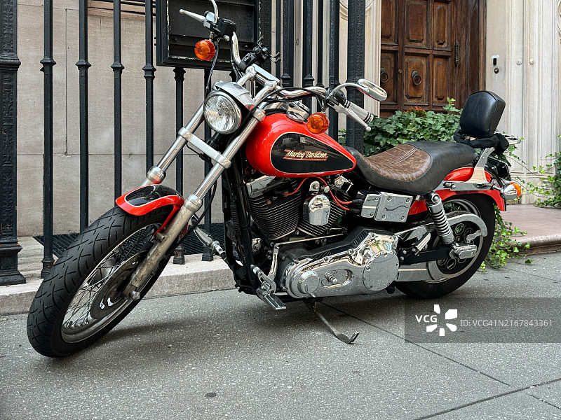 停在纽约人行道上的大型摩托车图片素材