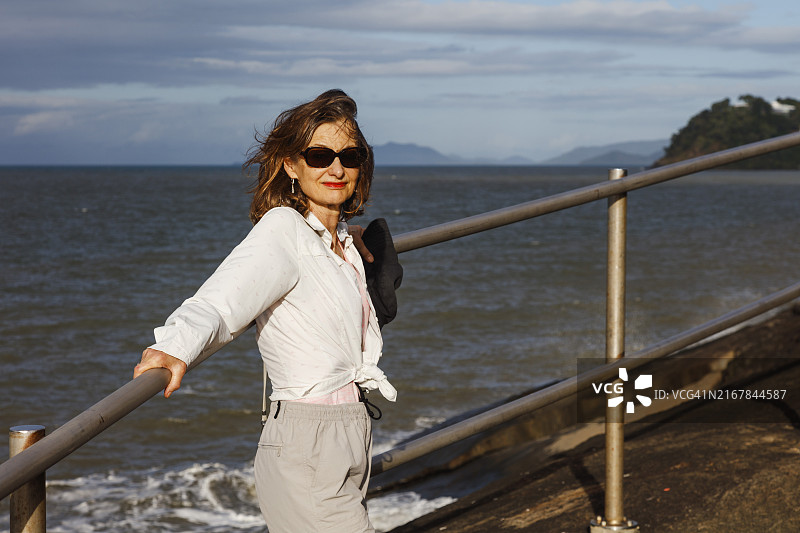 在昆士兰州远北海岸岩石观景点的女人图片素材