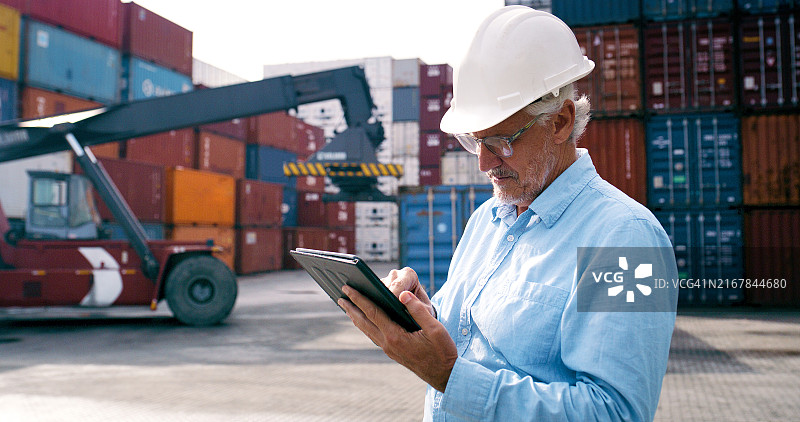 货运港口物流人员使用平板电脑进行质量控制和库存管理，工程师检查和维护全球航运公司的货运供应链图片素材