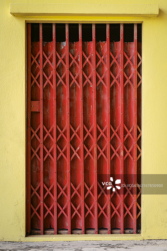 红色油漆钢门图片素材