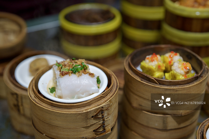 竹笼里的各种中式点心图片素材