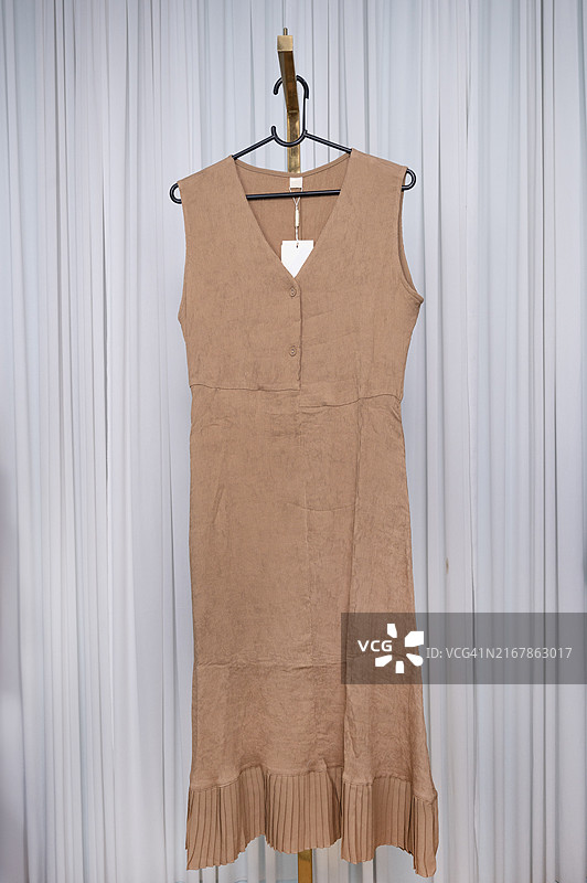 棕色无袖褶皱连衣裙图片素材