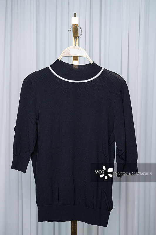 黑色针织白色饰边上衣图片素材